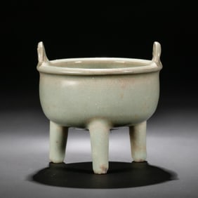 Chinese Southern Song Dynasty Longquan kiln green glaze tripod censer