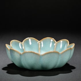 Chinese Song Dynasty Ru kiln celadon flower-mouthed bowl