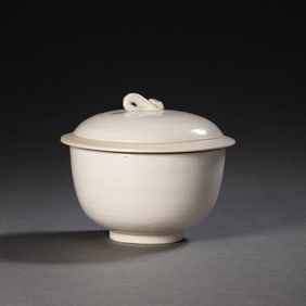 Chinese Tang Dynasty Gongxian Kiln White Porcelain Covered Bowl