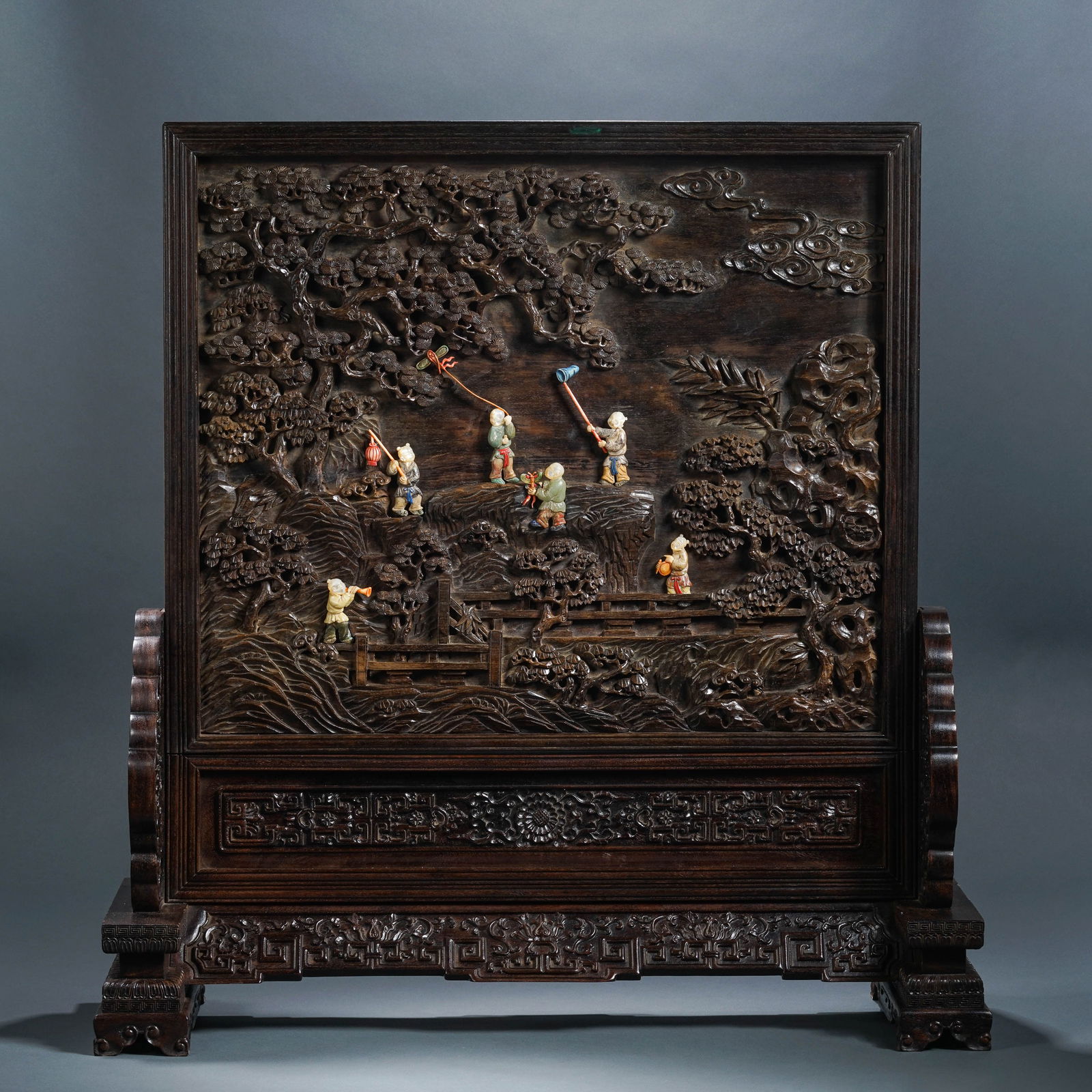 Chinese Qing Dynasty rosewood screen with inlaid treasures and baby playing pattern