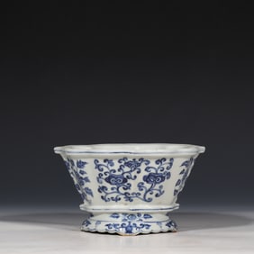 Blue and white floral cup from the Xuande period of the Ming Dynasty, China