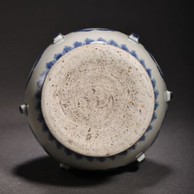 Blue and white floral pattern high-footed jar with lid, Ming Xuande period, China