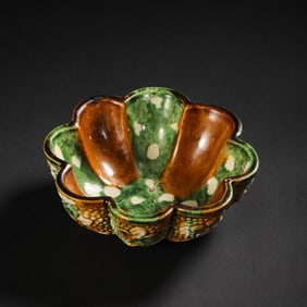 Chinese Tang Dynasty tri-color flower mouth cup
