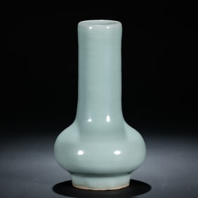 Chinese Southern Song Dynasty Longquan kiln green glaze long-necked vase