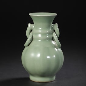 Chinese Southern Song Dynasty Longquan kiln green glaze double ring ear vase