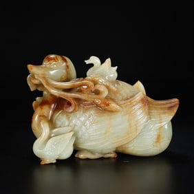 Chinese Qing Dynasty Hetian Jade Duck Holding Ganoderma Lucidum Ornament