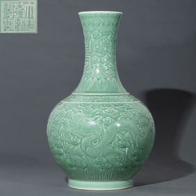Chinese Qing Dynasty Qianlong period powder green glaze dragon pattern celestial globe vase