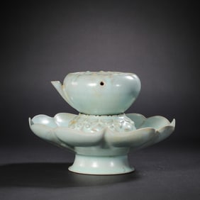 Chinese Song Dynasty Ru kiln celadon flower-shaped cup holder