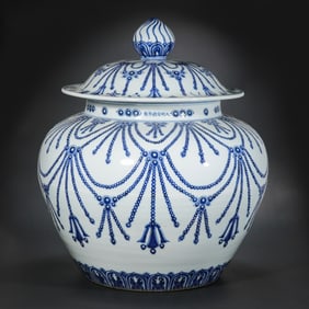 Blue and white covered jar with garland pattern, Xuande period, Ming Dynasty, China