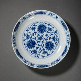Chinese Qing Dynasty Daoguang period blue and white flower pattern plate