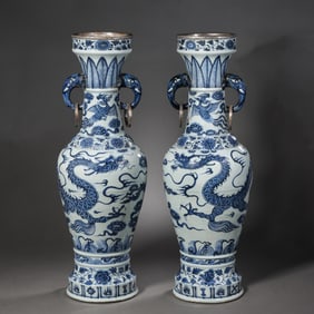 A pair of blue and white dragon-patterned double-ringed silver-plated vases from the Yuan Dynasty