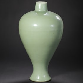 Longquan Chuzhou official kiln green glaze plum vase, Yongle period, Ming Dynasty, China
