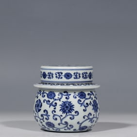 Chinese Qing Dynasty Yongzheng Period Blue and White Flower Pattern Lid Jar
