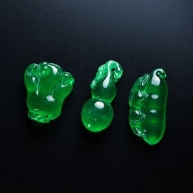 A set of Chinese Qing Dynasty jewellery jade pendants