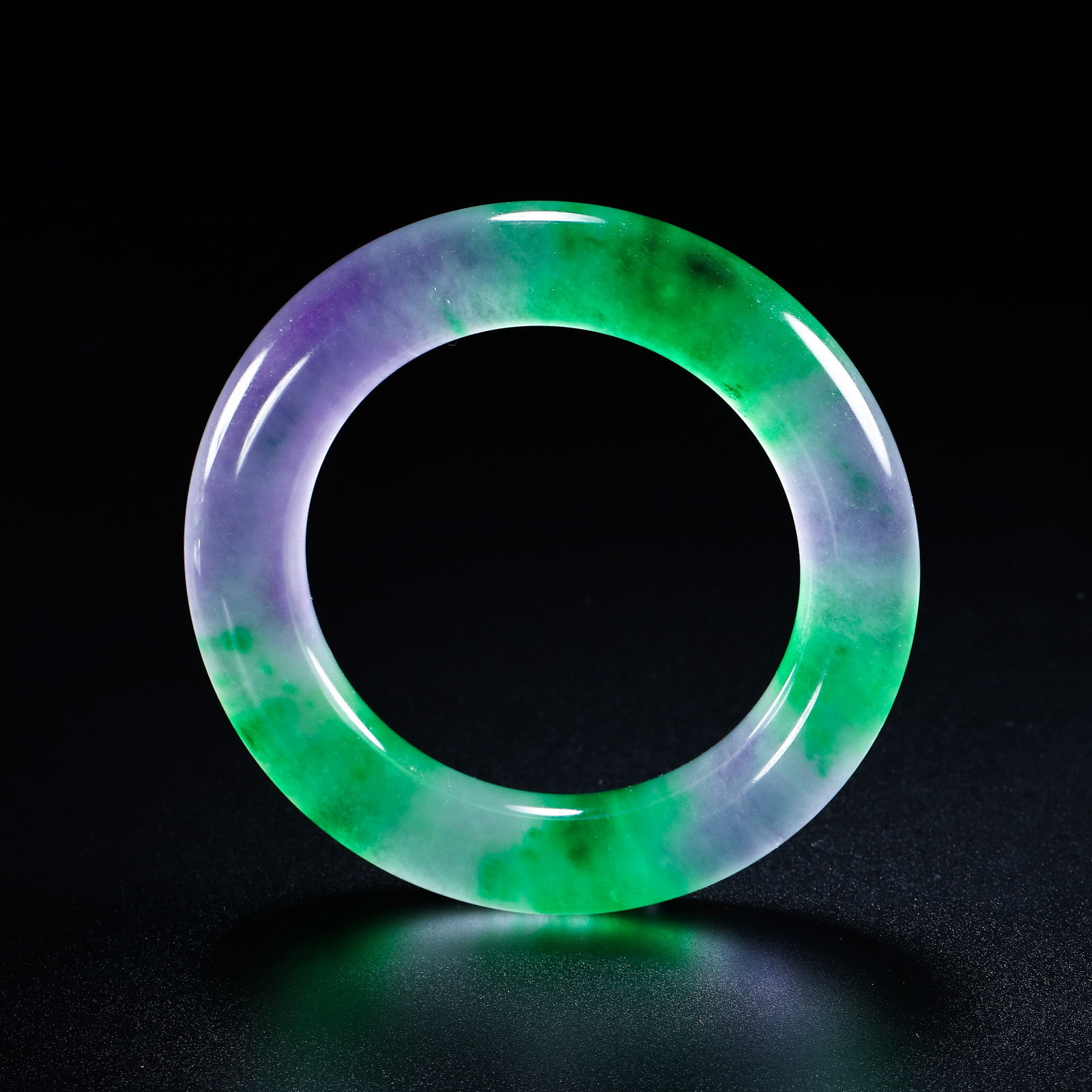 Chinese Qing Dynasty Jade Bracelet: Diam. 9 cm. Weight. 111 gram.