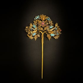 Pure gold hairpin with kingfisher feathers and inlaid gemstones, Qing Dynasty, China