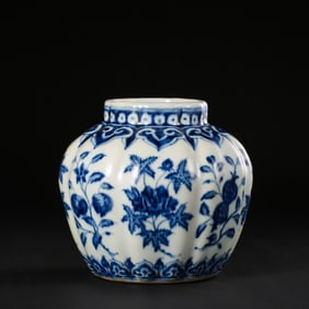 Chinese Ming Dynasty Blue and White Flower Pattern Melon-shaped Jar