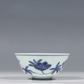 China Ming Chenghua period blue and white flower pattern bowl
