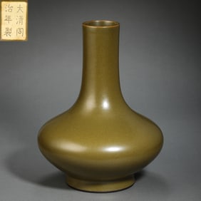 Chinese Qing Dynasty Tongzhi Period Tea Leaves Glaze Long Neck Vase