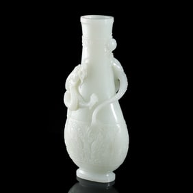 Chinese Qing Dynasty Hetian White Jade Dragon Pattern Vase