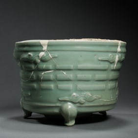 Chinese Southern Song Dynasty Longquan kiln green glaze three-legged censer (specimen)