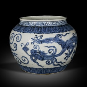 Chinese Ming Dynasty Blue and White Dragon Pattern Jar
