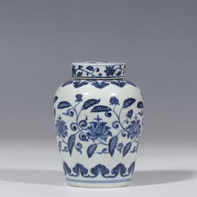Blue and white flower pattern jar with lid, Xuande period, Ming Dynasty, China
