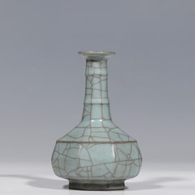 Chinese Song Dynasty official kiln green glaze long neck bottle