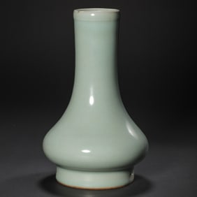 Chinese Southern Song Dynasty Longquan kiln green glaze long-necked vase