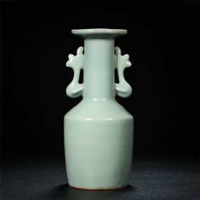 Chinese Southern Song Dynasty Longquan kiln green glaze double-eared vase