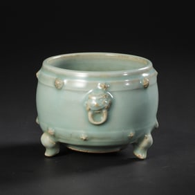 Chinese Southern Song Dynasty Longquan kiln green glaze drum nail pattern tripod censer