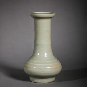 Chinese Southern Song Dynasty Longquan kiln green glaze long-necked vase