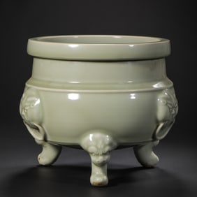 Yaozhou kiln moon-white glaze three-legged furnace with figurines, late Tang and Five Dynasties,