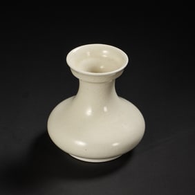 Chinese Tang Dynasty Gongxian kiln white porcelain plate-mouthed pot