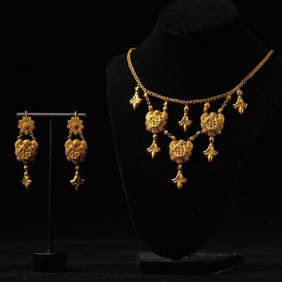 A set of pure gold embossed pearl earrings and necklaces from the Roman period