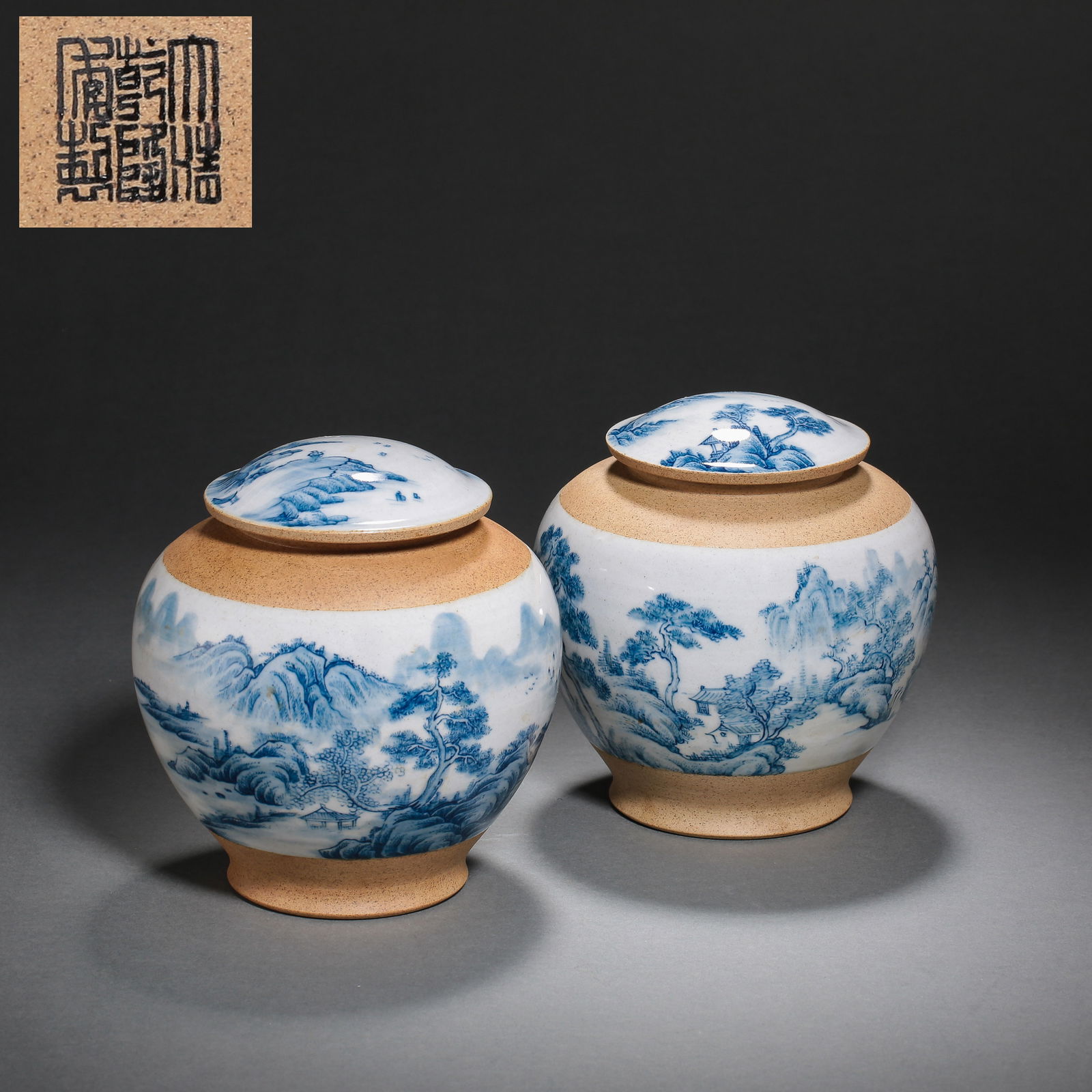 A pair of blue and white covered jars with landscape patterns from the Qianlong period of the Qing: H. 16 cm. L. 16 cm.