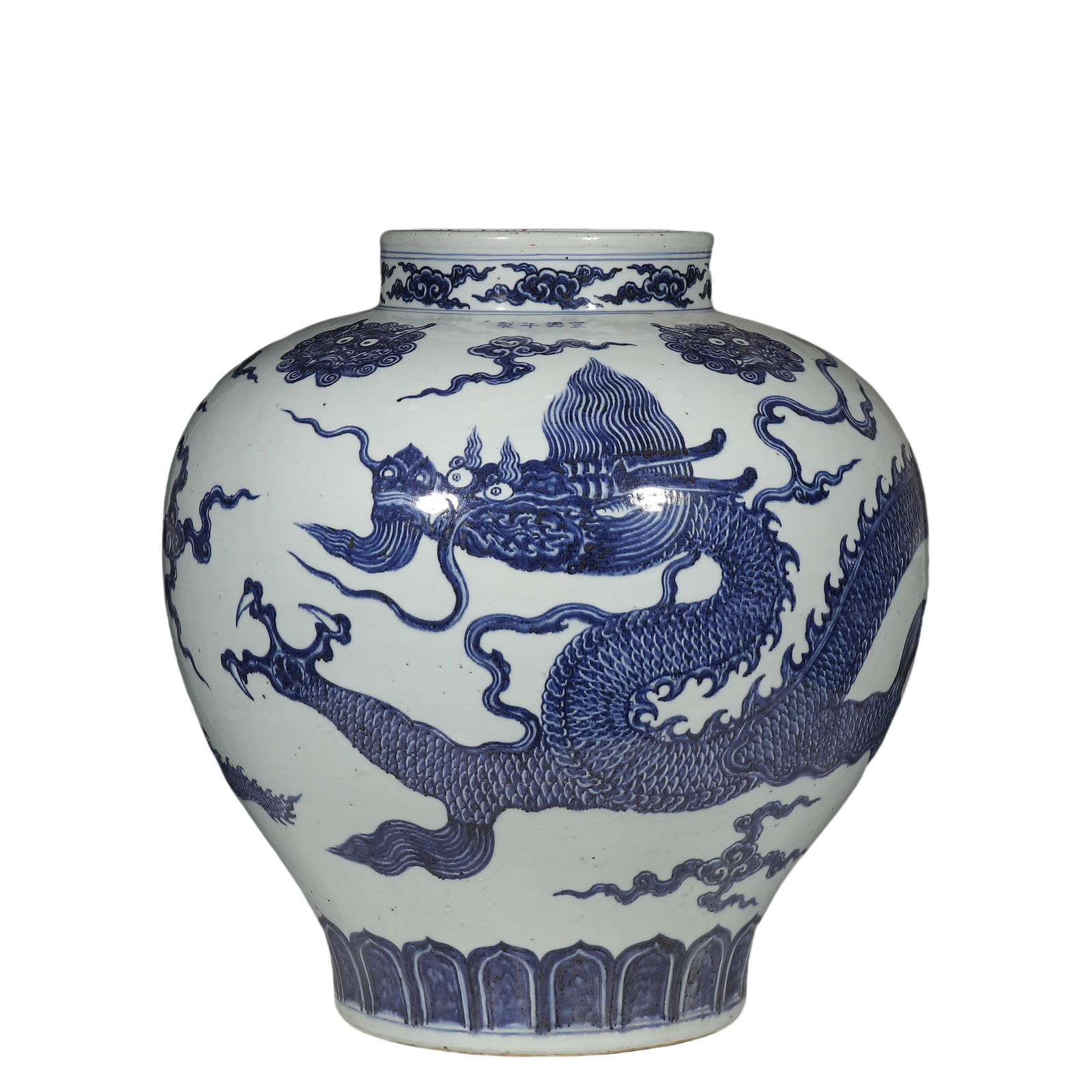 Blue and white dragon pattern jar from the Xuande period of the Ming Dynasty, China: H. 50.8 cm. W. 33.5 cm.