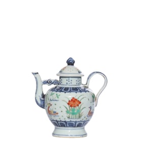 Blue and white five-color mandarin ducks playing in water pattern pot, Xuande period, Ming Dynasty,