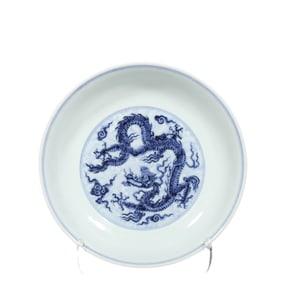 Blue and white dragon-patterned plate from the Xuande period of the Ming Dynasty, China