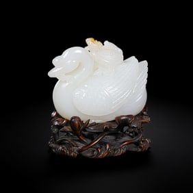 A Chinese Qing Dynasty Hetian white jade swan holding a zhizhi ornament