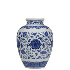 Chinese Qing Dynasty Qianlong period blue and white flower pattern jar