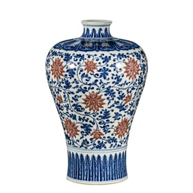 Chinese Qing Dynasty Qianlong period blue and white underglaze red coiled flower pattern plum vase