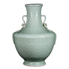 Chinese Qing Dynasty Qianlong period powder green glaze twined flower pattern double ear vase