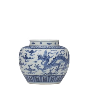 Blue and white dragon pattern jar from the Xuande period of the Ming Dynasty, China
