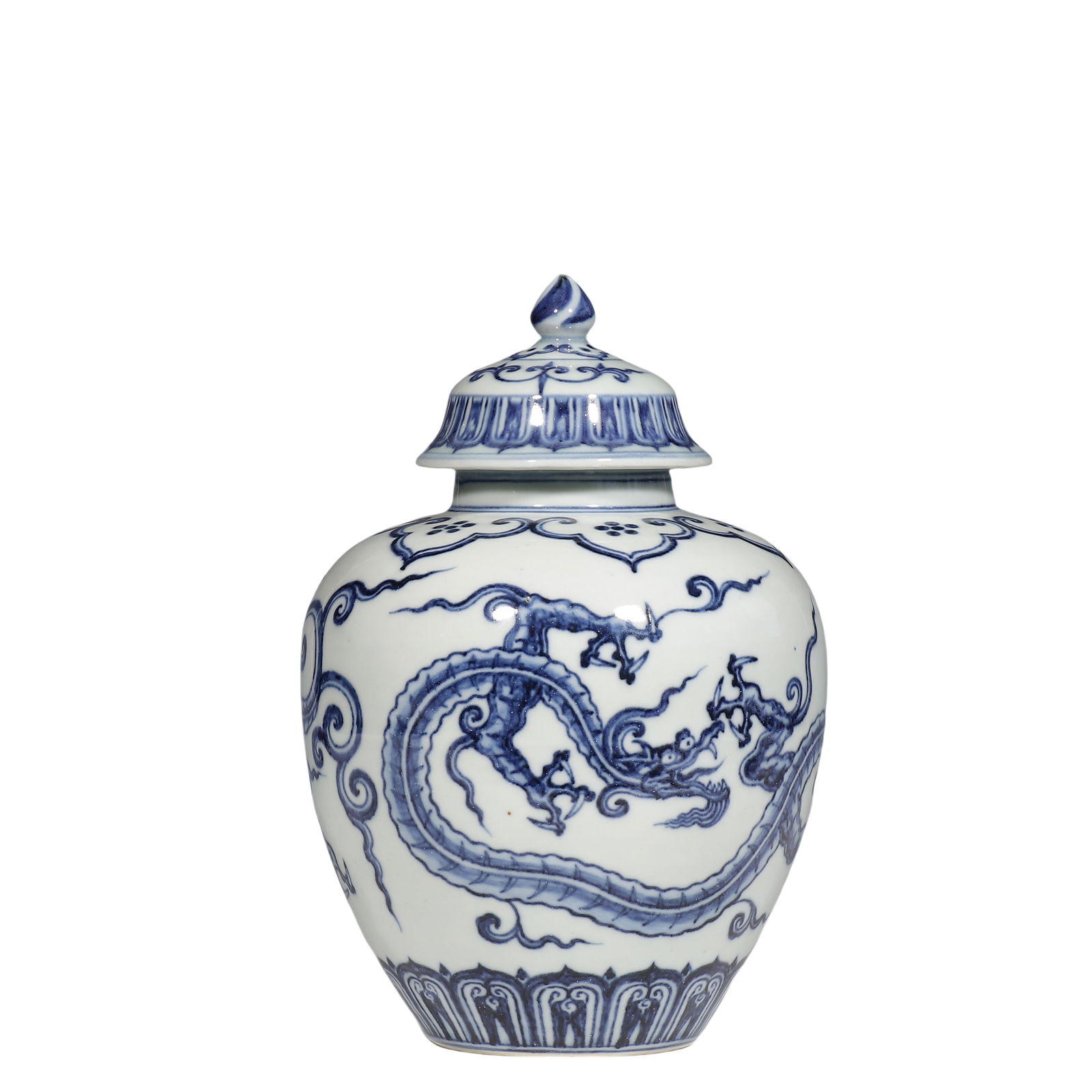 Blue and white dragon-patterned jar from the Xuande period of the Ming Dynasty, China: H. 21.5 cm. W. 12 cm.