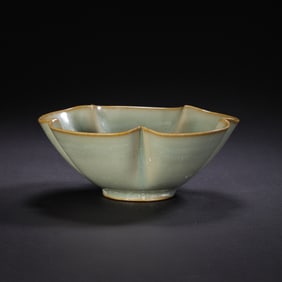 Yaozhou kiln green glaze flower mouth bowl, late Tang and Five Dynasties, China