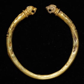 Ancient Roman period, gold double lion head bracelet