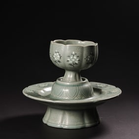 Korean Goryeo period black and white inlaid flower mouth saucer