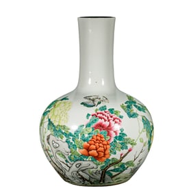 Chinese Qing Dynasty Qianlong period Famille rose flower and butterfly pattern celestial globe vase