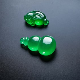 A set of Chinese Qing Dynasty jewellery jade pendants